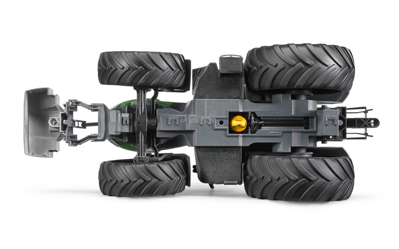 Трактор Claas Axion 950 c цепями и снегоочистителем  