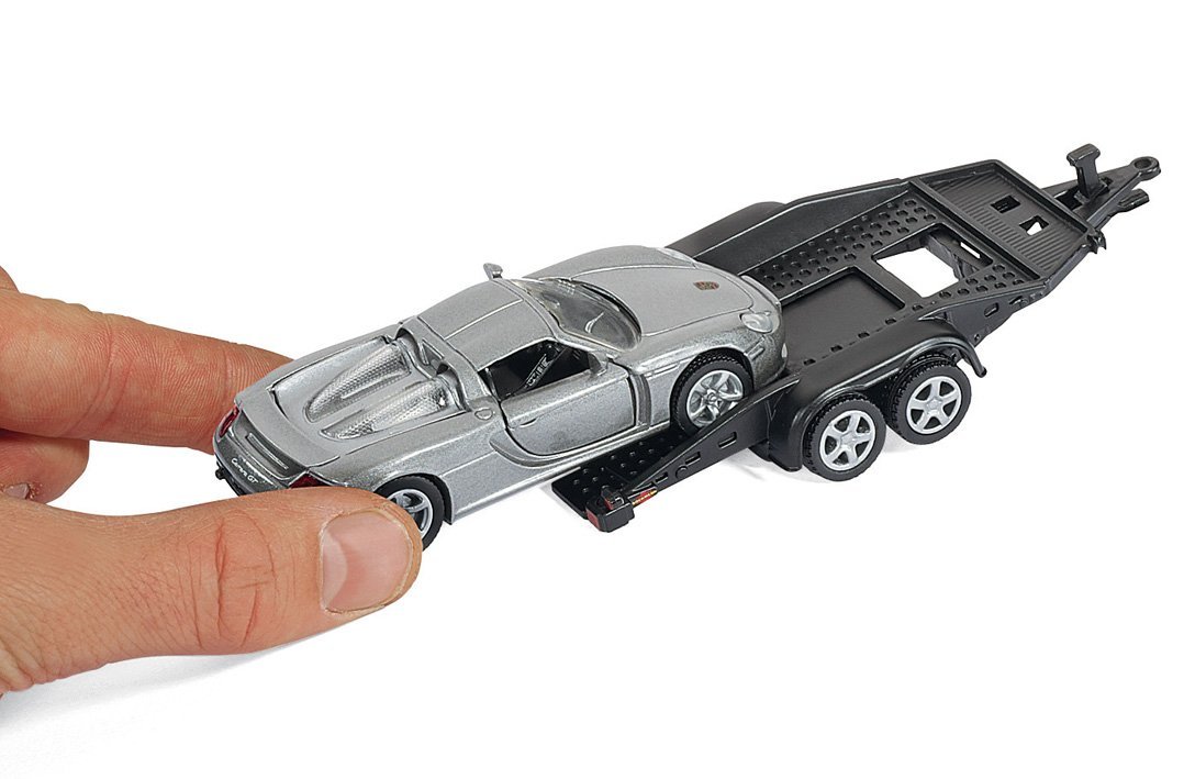 Модель автомобиля Porsche Cayenne Turbo с прицепом и спортивной машиной, 1:55  