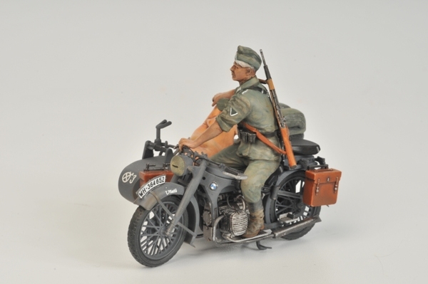 Модель для склеивания - Немецкий мотоцикл ВMW R12 c коляской  