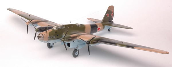 Сборная модель - Советский дальний бомбардировщик ПЕ-8 Подарочный набор  