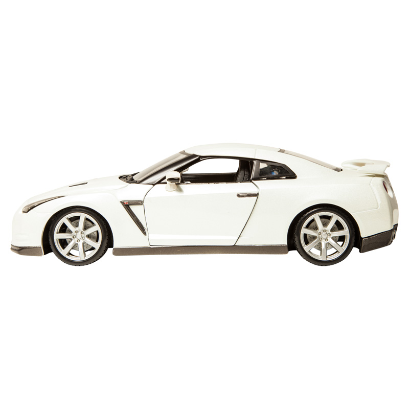 Машинка Bburago Nissan GT-R, масштаб 1:18  