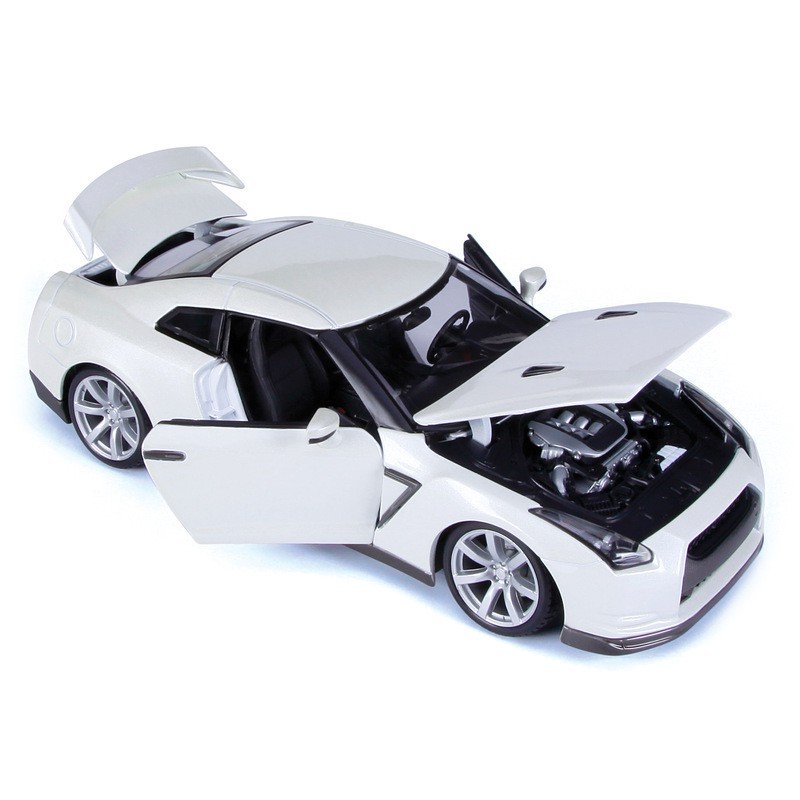 Машинка Bburago Nissan GT-R, масштаб 1:18  