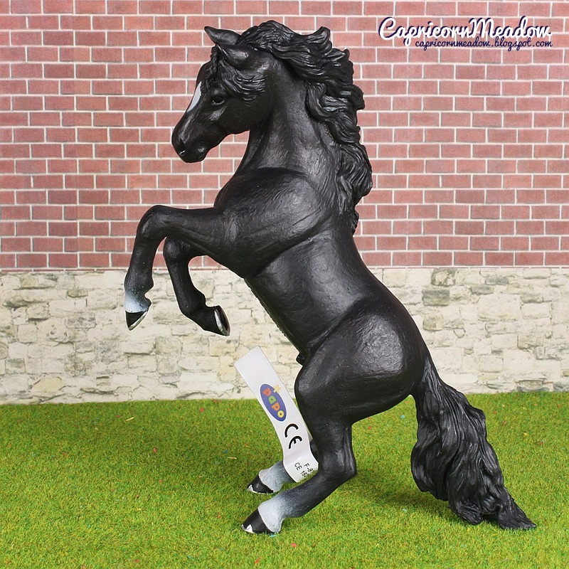 Фигурка черной лошади на дыбах  
