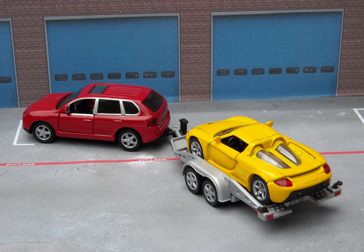 Модель автомобиля Porsche Cayenne Turbo с прицепом и спортивной машиной, 1:55  