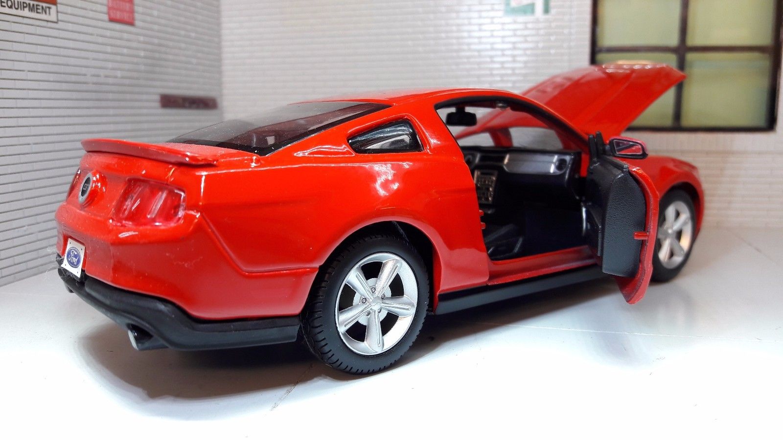 Модель машины - Ford Mustang GT, 1:24   