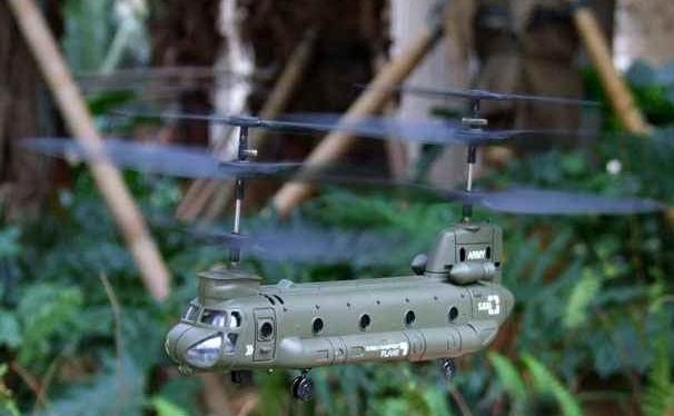 Игрушечный радиоуправляемый вертолёт Chinook  