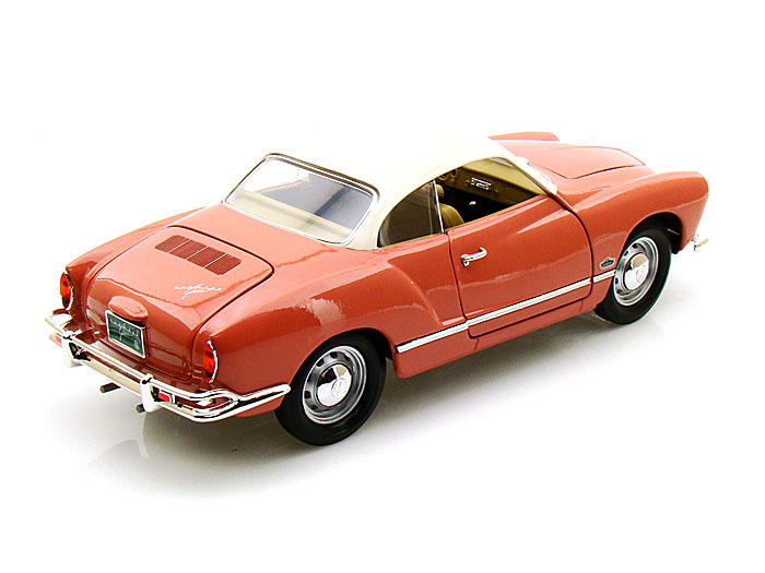 Автомобиль 1966 года - Фольксваген Karmann-Ghia, масштаб 1/18  