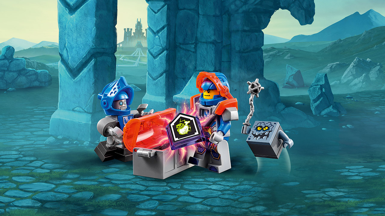 Lego Nexo Knights. Самолёт-истребитель Сокол Клэя  