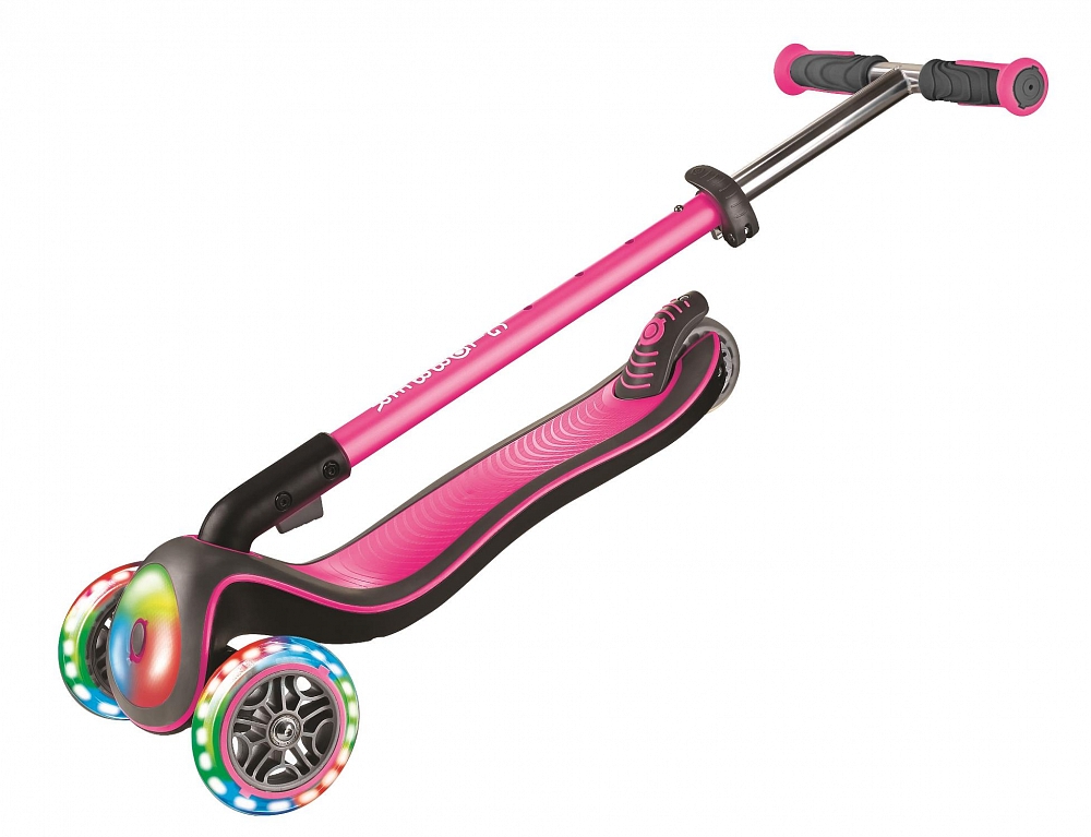 Трехколесный самокат Globber Elite Deluxe Flash Lights, розовый, светящиеся колеса и передняя часть деки  