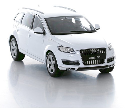 Машинка Welly Audi Q7, масштаб 1:18  