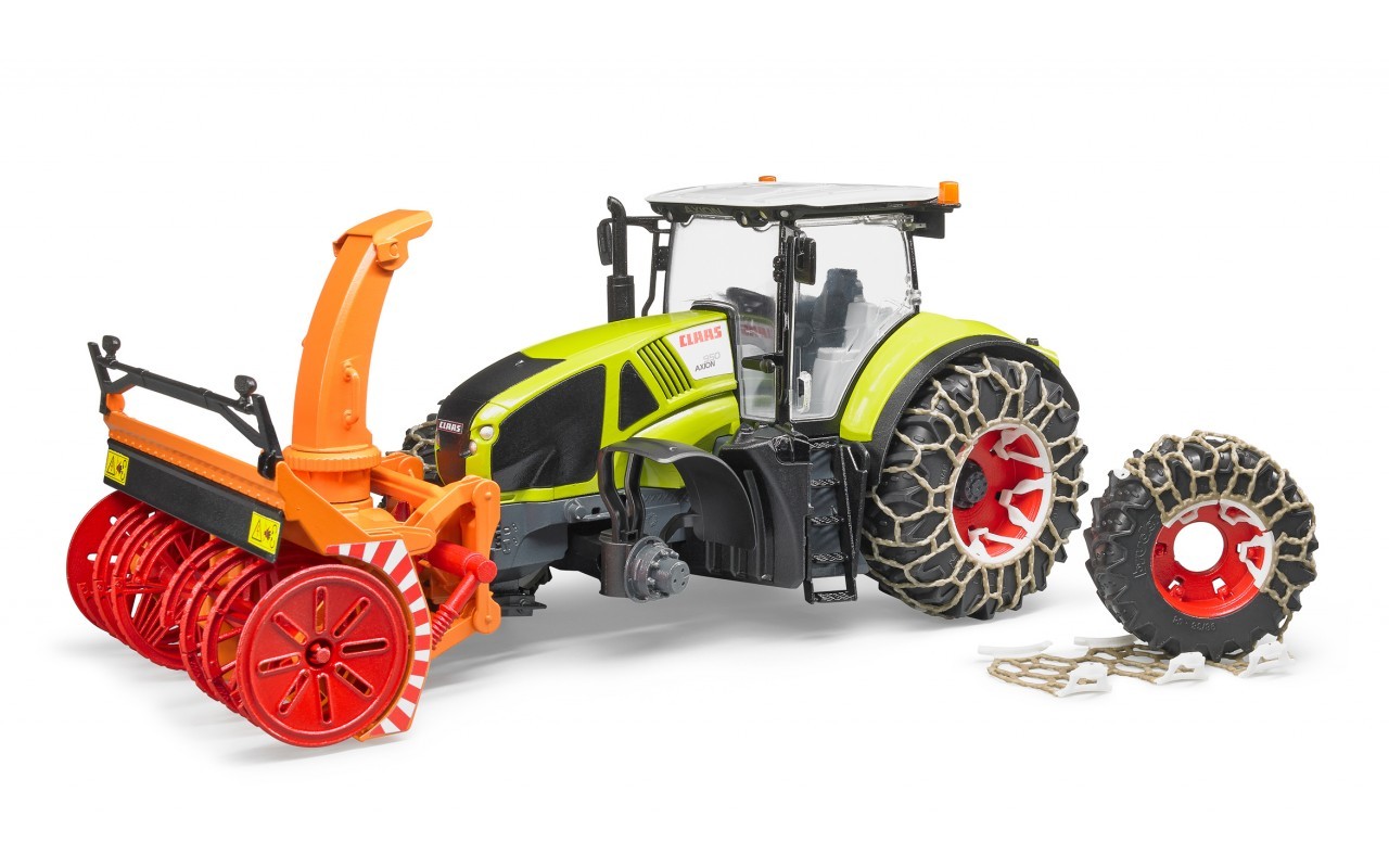 Трактор Claas Axion 950 c цепями и снегоочистителем  