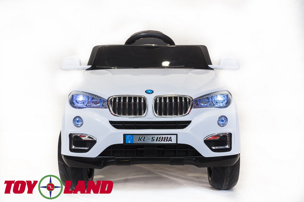 Электромобиль BMW X6 белого цвета   