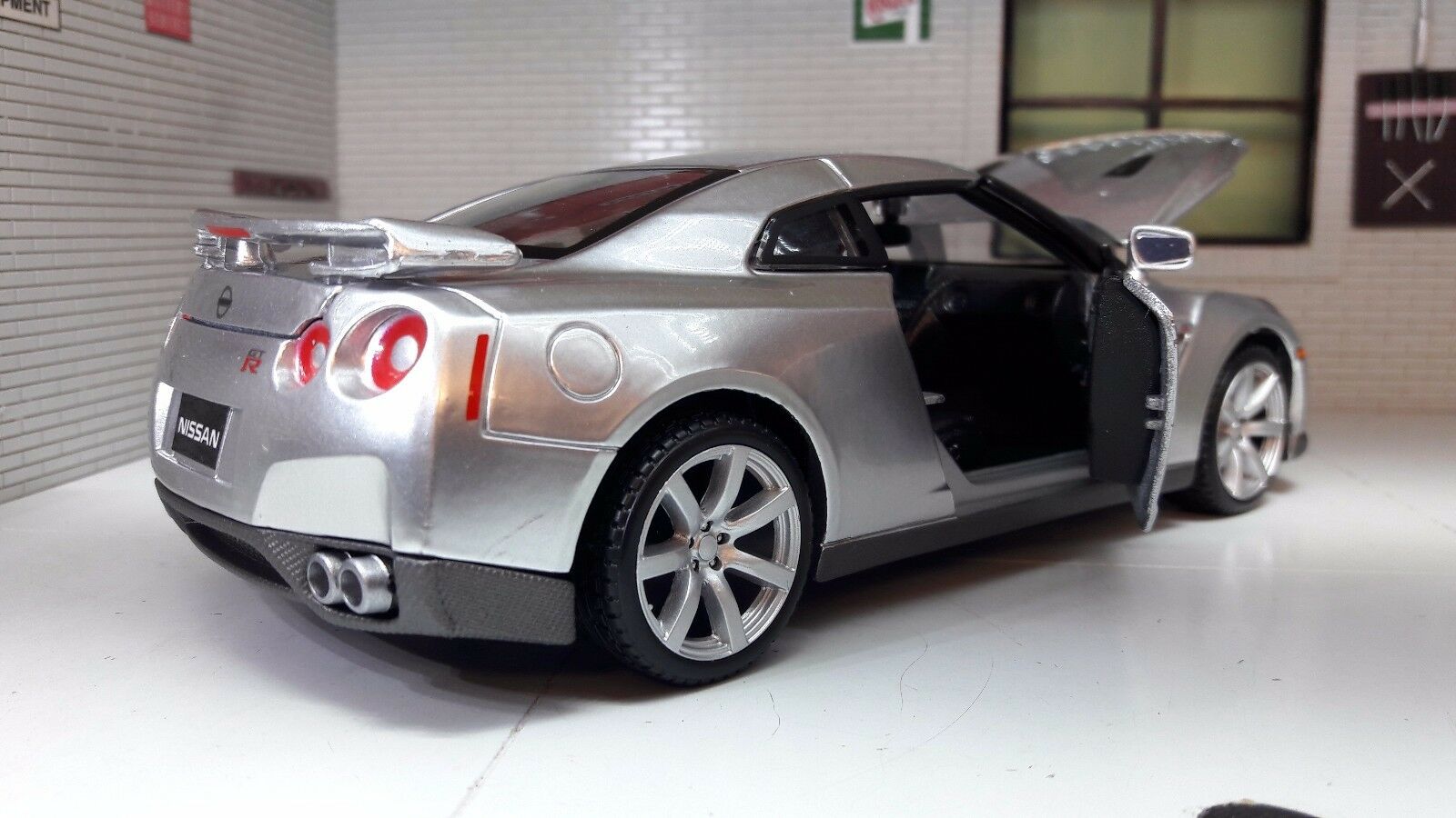 Модель машины - Nissan GT-R, 1:24   