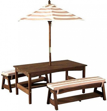 Стол с двумя скамейками и зонтом, белые и бежевые полосы 