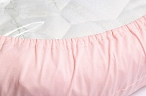 Простыня на резинке – на овальный матрас. Розовая (Золотой гусь, 3046)