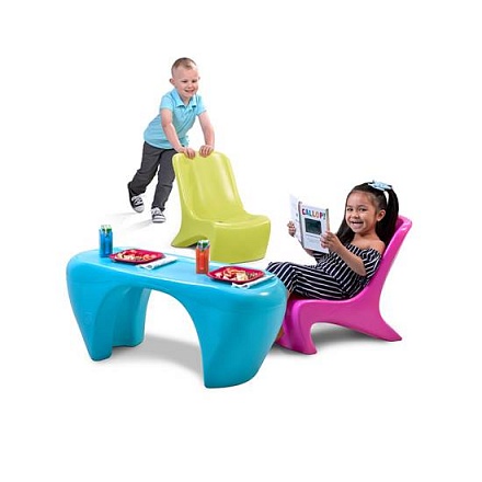 Столик с разноцветными стульями 
