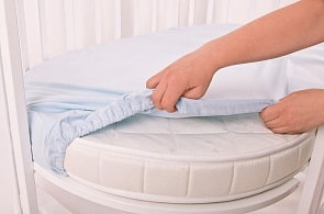 Простыня на резинке на овальный матрас, голубая (Золотой гусь, 3042)