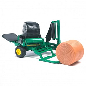 Упаковщик рулонов сена с черными и желтыми рулонами (Bruder, 02-122) 