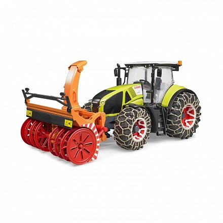 Трактор Claas Axion 950 c цепями и снегоочистителем 
