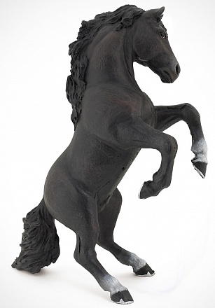 Фигурка черной лошади на дыбах 